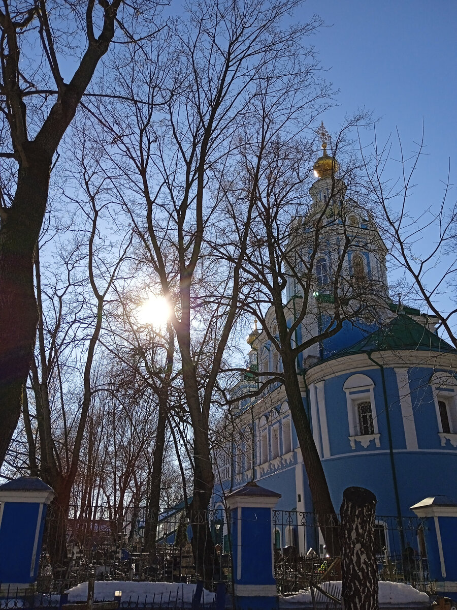 Храм и солнце. Фото автора. 