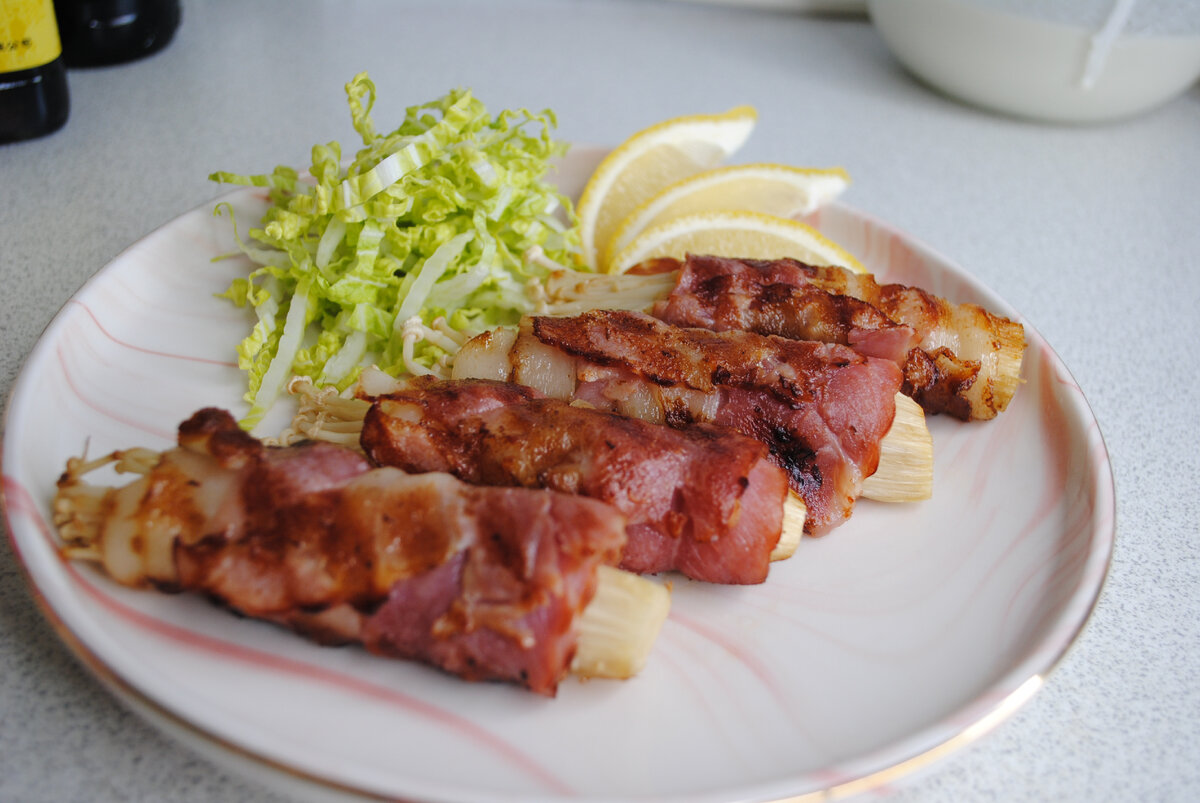 Рулетики из грибов эноки и бекона