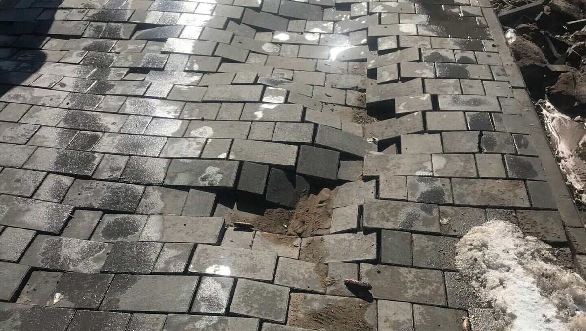     Подрядчик, выполнявший работы на объекте «Сердце Можги», распространил в соцсетях информацию, подтверждающую слова и. о. главы города Эрика Уразова о том, что ремонт «поплывшего» тротуара из брусчатки по гарантии будет выполнен, как только позволит погода.