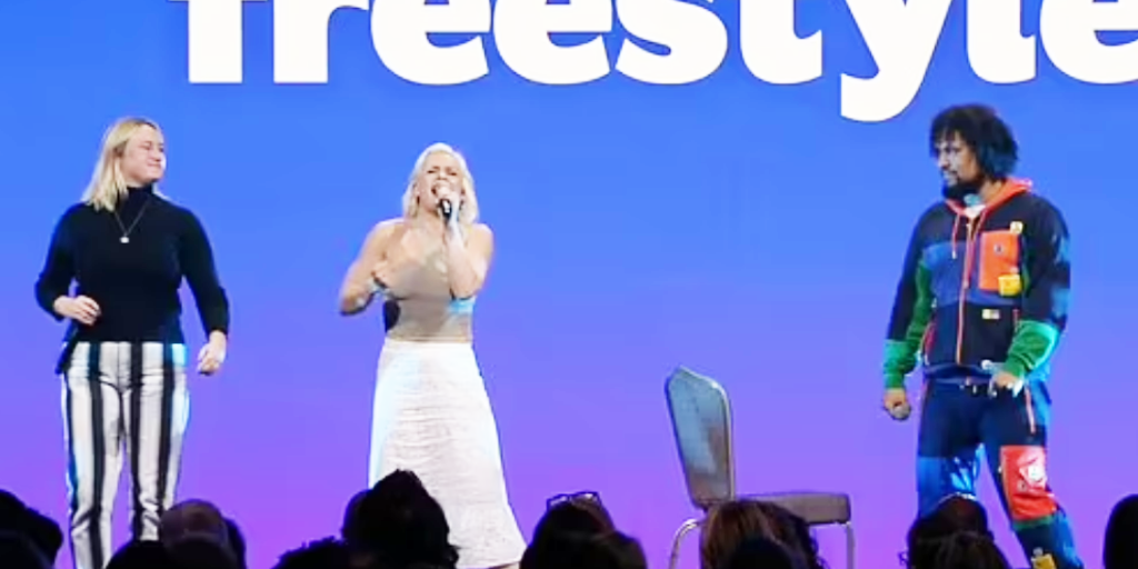 Со сцены звучал странный рэп. Фото: Getty Images