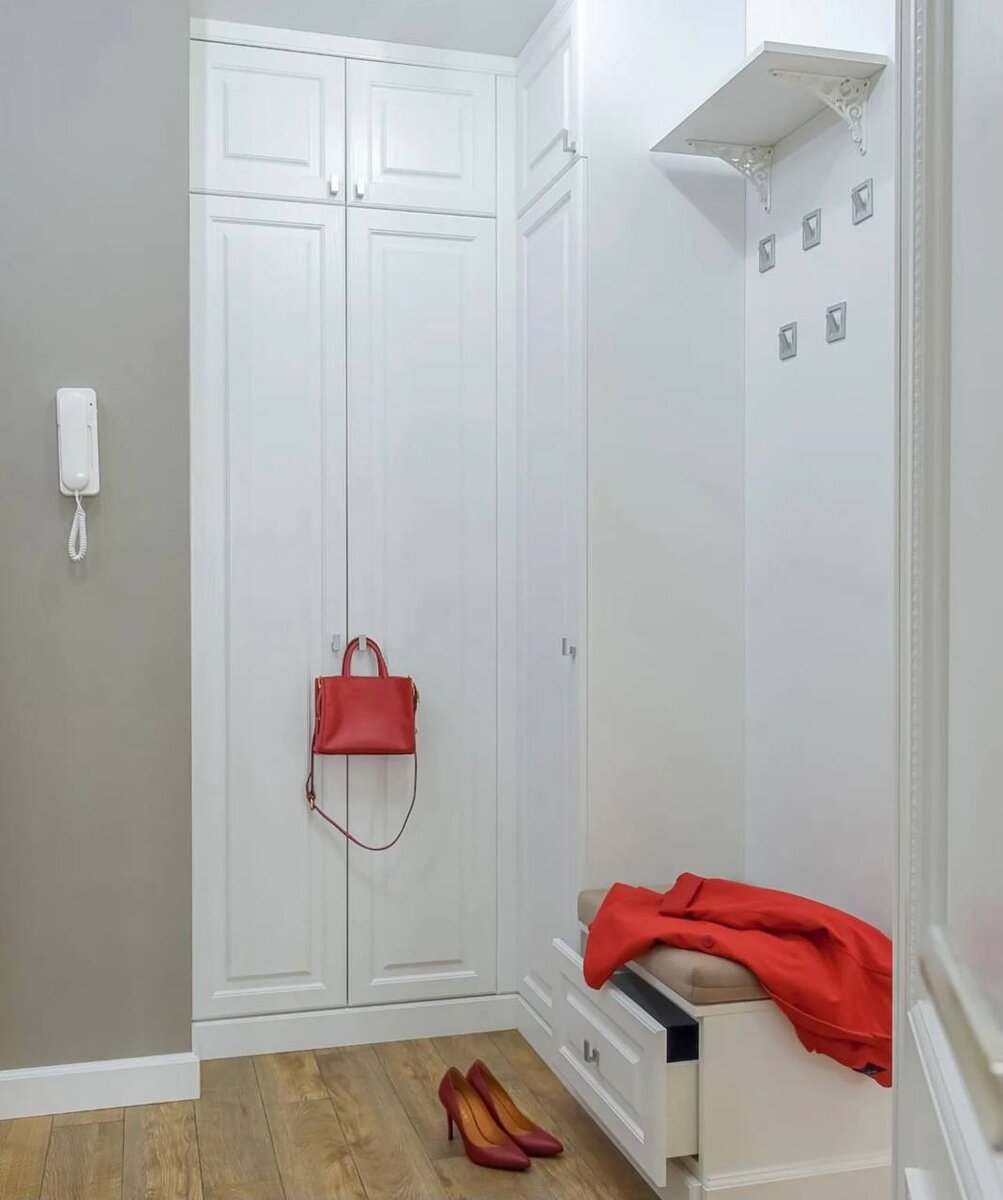 Распашная секция с антресольным рядом + пенал с закрытыми полками и вешалка для верхней одежды