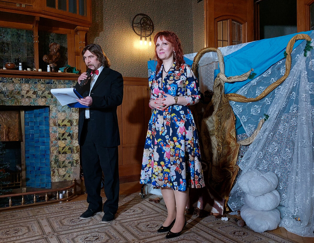 Ведущие вечера - актер театра и кино Владимир Никифоров и режиссер театра "Шанс" Алла Соколова.