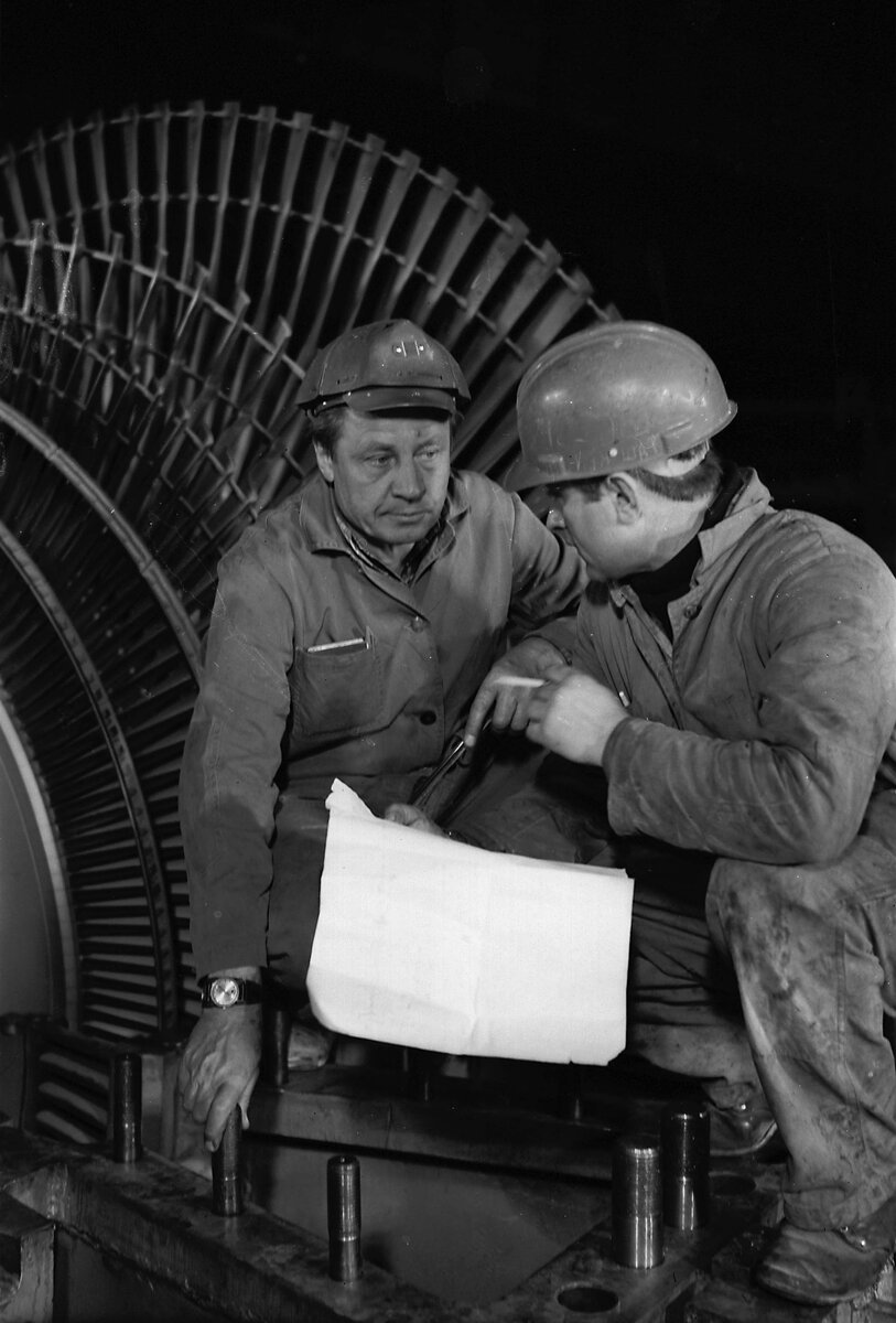 Бригадир монтажников А.И. Козловский и И.М. Веренич