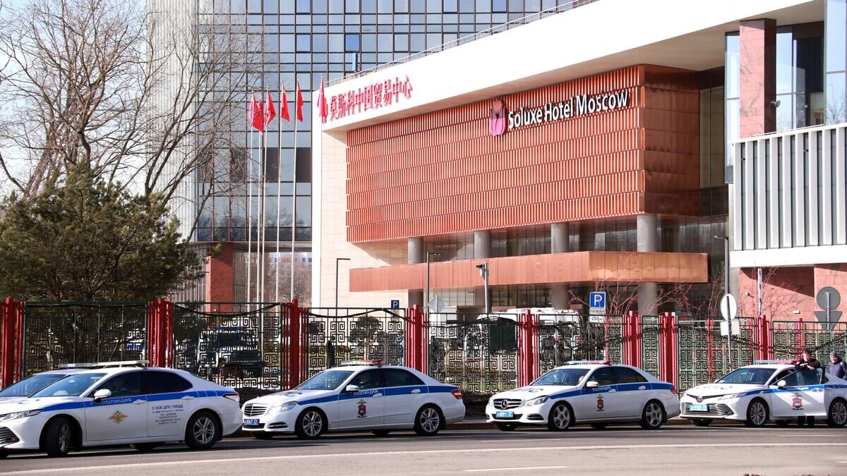    Полицейские машины у гостиницы Soluxe Hotel Moscow в Москве.© РИА Новости / Антон Денисов