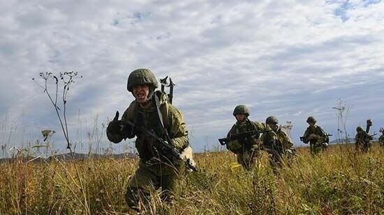     Военнослужащий спустя полгода приехал в отпуск повидаться с семьей.