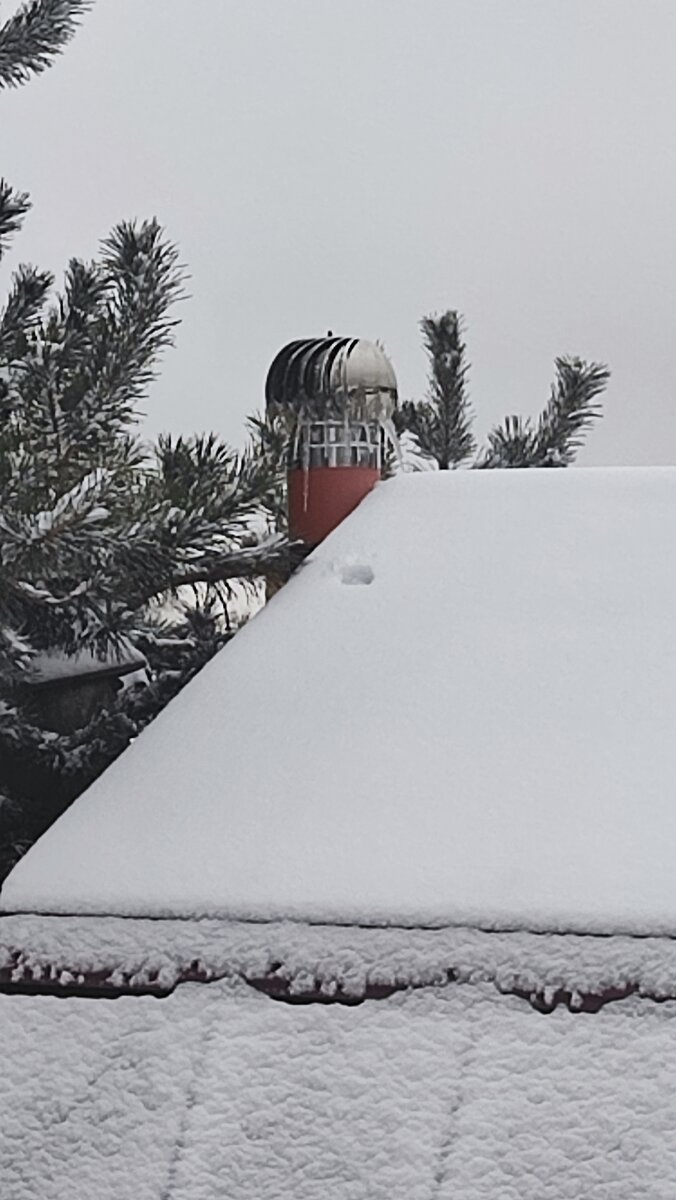 Совсем недавно было резкое похолодание, видно, как обмёрз турбодефлектор