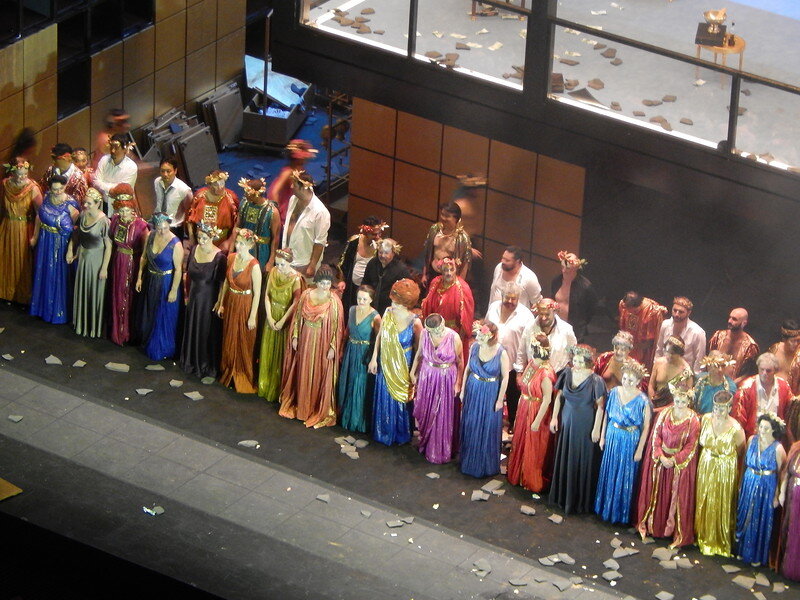 Вот такие у них декорация и костюмы