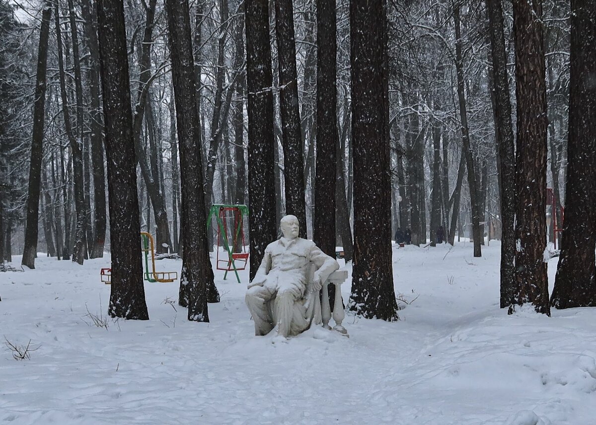 Памятник В.И. Ленину в санатории Воробьево. Март 2023 года.