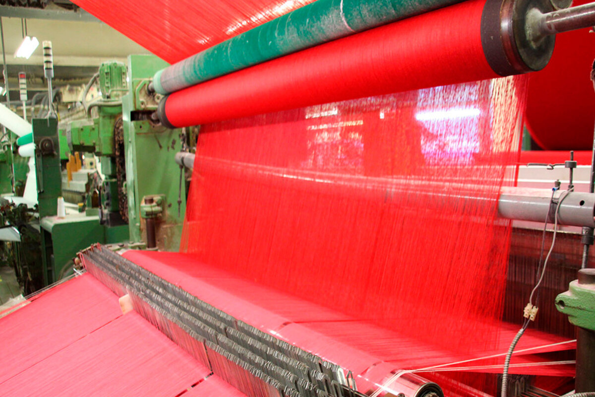 Производство сукна. Текстильное производство. Отделка ткани на производстве. Крашение ткани на производстве. Ткань изготавливают на фабрике.