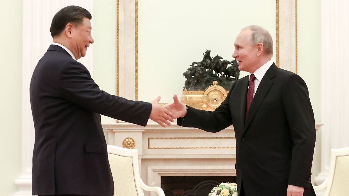 Президент России Владимир Путин и председатель Китайской Народной Республики Си Цзиньпин (слева) во время встречи