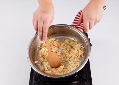    Шаг 1. В сотейнике жарим квашеную капусту