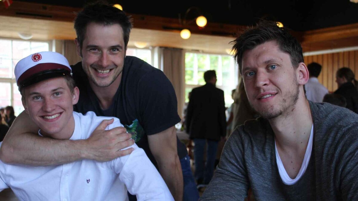 Магнус (слева) и Николас Ландины с Бо Спеллербергом (в центре)
