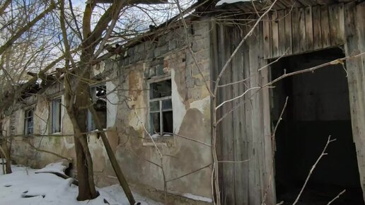 Огромный дом в заброшенной деревне. Показал, что было в его двух частях