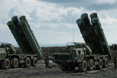    Зенитный ракетный комплекс С-400 "Триумф" полка противовоздушной обороны в Феодосии. ©Сергей Мальгавко РИА Новости