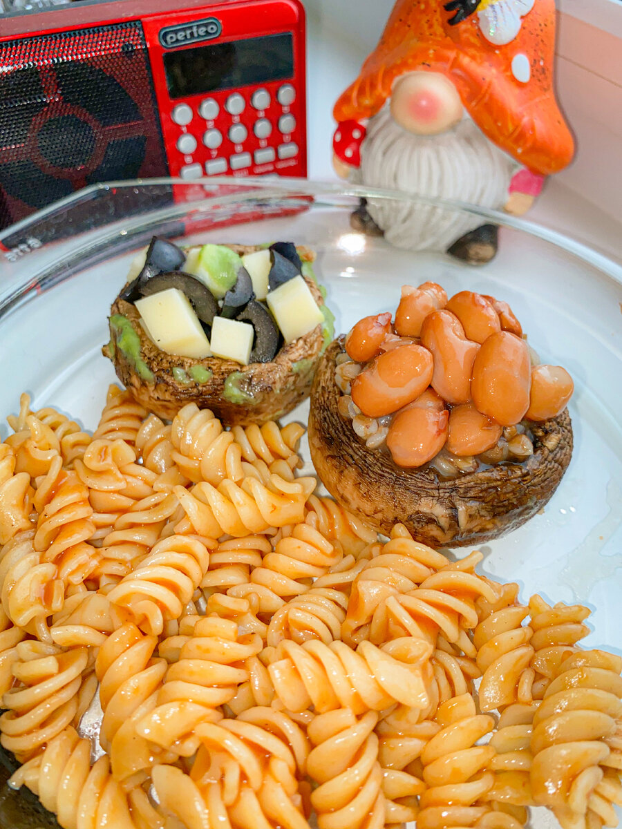 Обеденные макарошки полила соевым и томатным соусами - прекраснейшее сочетание для моих уст