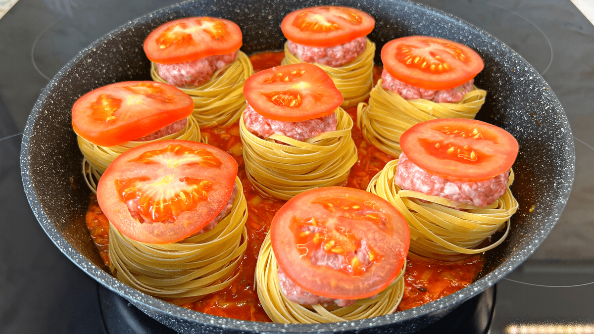 Как приготовить Макаронные гнёзда с фаршем на сковороде с томатной пастой просто рецепт пошаговый