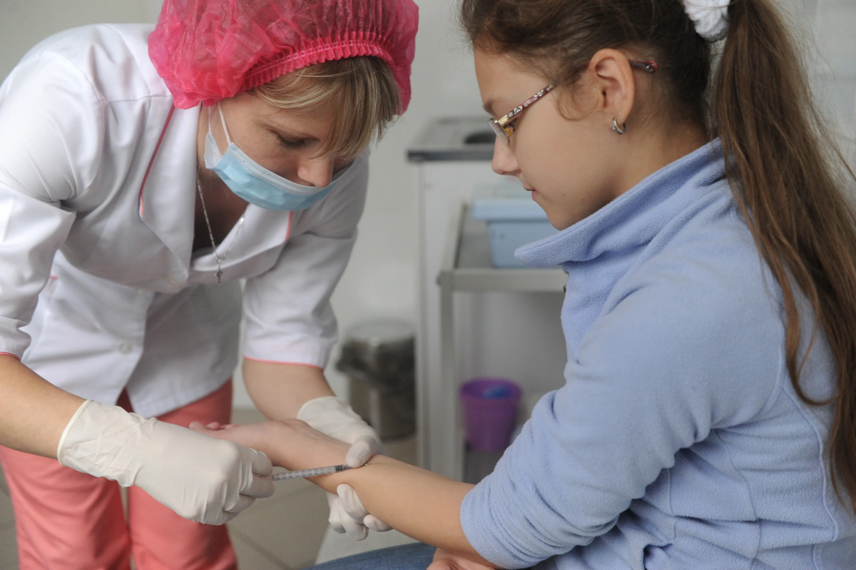 Медсестра делает прививку. Прививка детям. Медсестра делает ребенку укол. Детская медсестра. Медсестра делает ребенку укол.