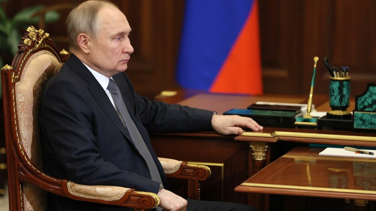     Российский президент Владимир Путин провел деловую встречу с Владимиром Васильевым, руководителем фракции «Единая Россия», в Госдуме.