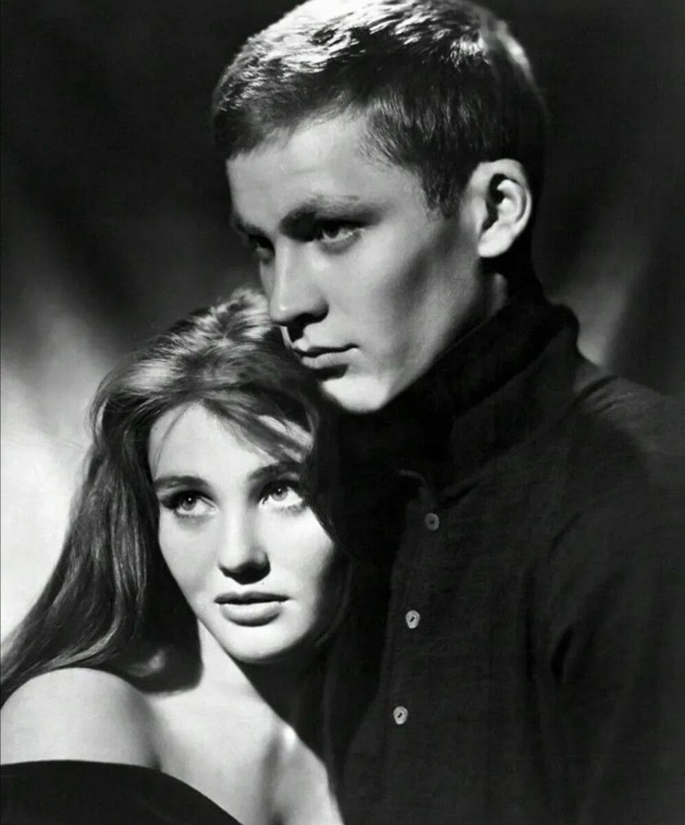 На эту фотографию можно смотреть бесконечно. Она славная и очень искренняя. Юные Владимир Ивашов и Жанна Прохоренко 