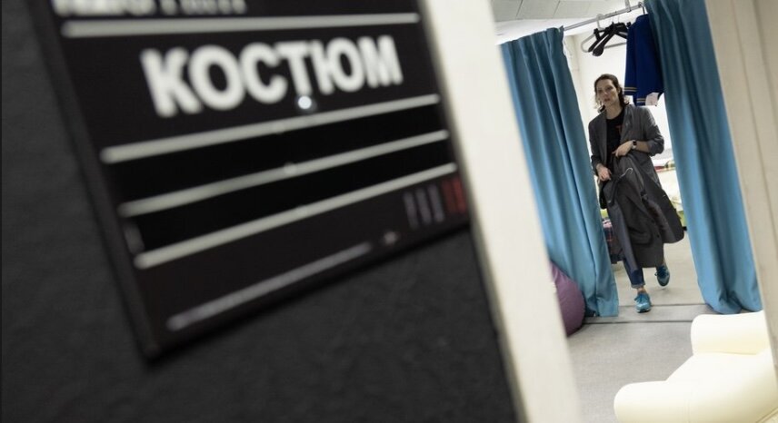 Художник по костюмам Перегудова Анна, в рабочей костюмерной  х/ф Ряд-19 