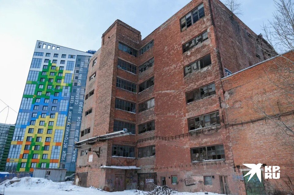     Сохранившиеся корпуса завода сейчас в частной собственности и сдаются в аренду. Артем КИЛЬКИН