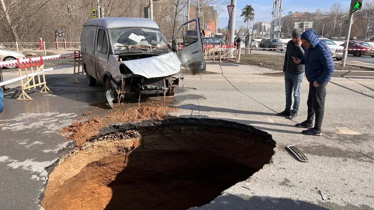 В Перми в районе Гознака в огромную яму на проезжей части провалилась  «Газель» | Весь Искитим | Дзен