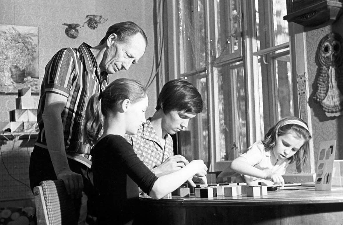 семья советских семь детей. семья в советской живописи. большая семья ссср. борис павлович никитин и лена алексеевна никитина. семья овечкиных 1988.