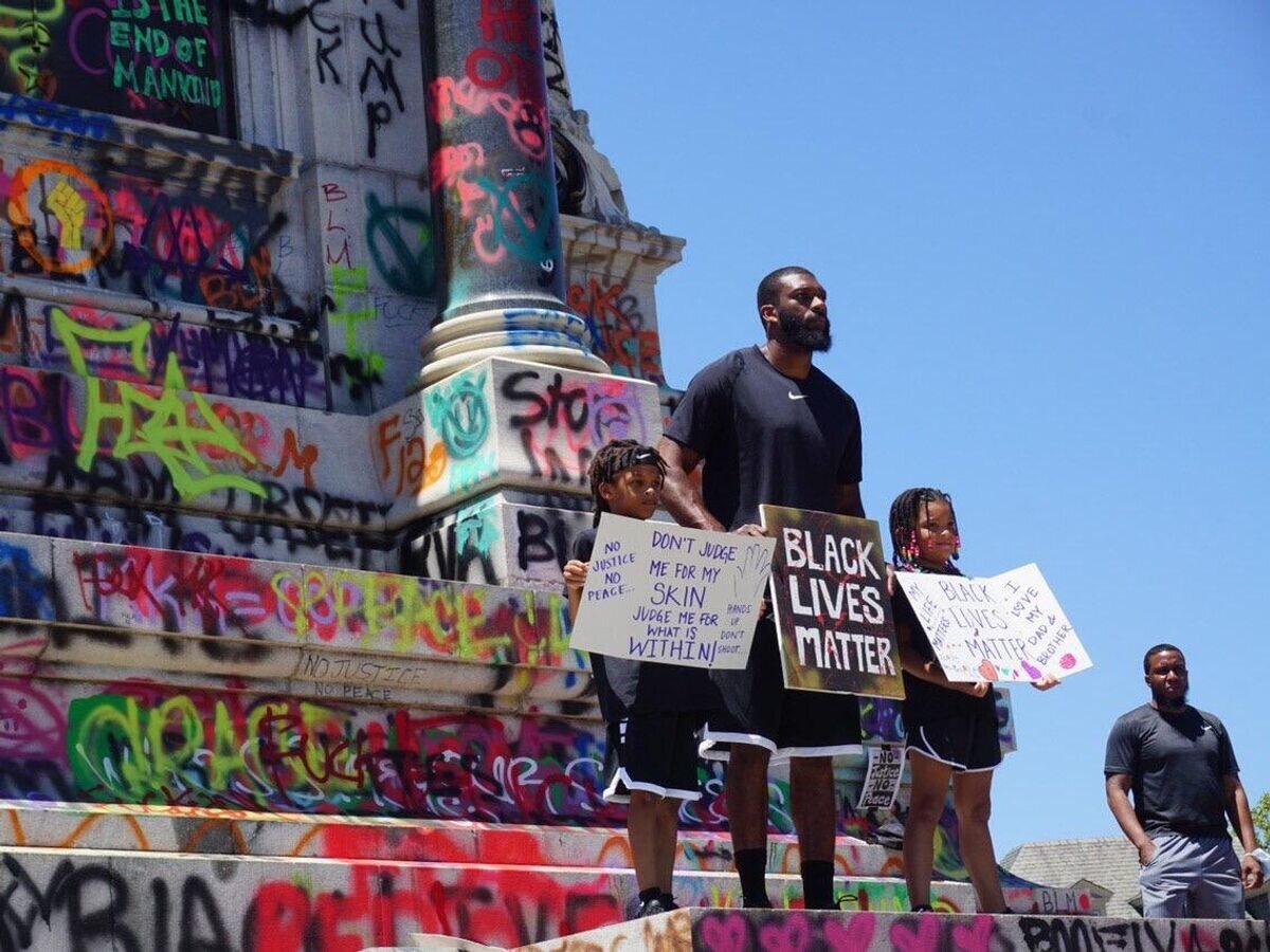    Протестующие возле памятника генералу Роберту Ли в Ричмонде© Sputnik / Артур Габдрахманов