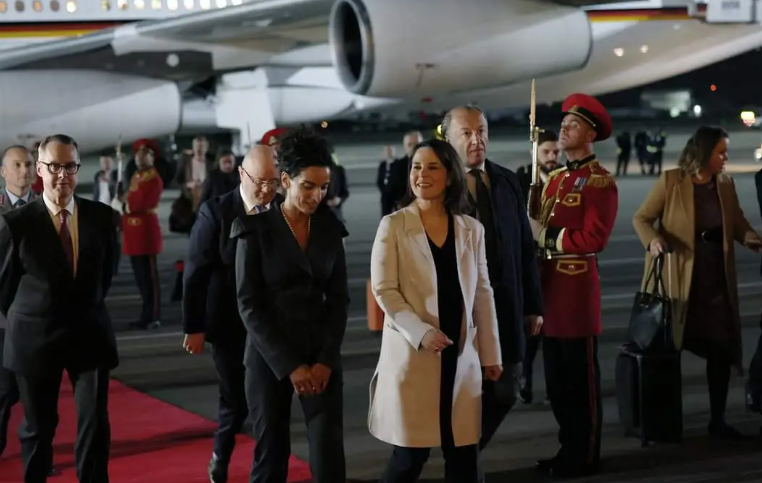 Встреча Бербок в аэропорту Тбилиси (фото с сайта akhaltskha.net)