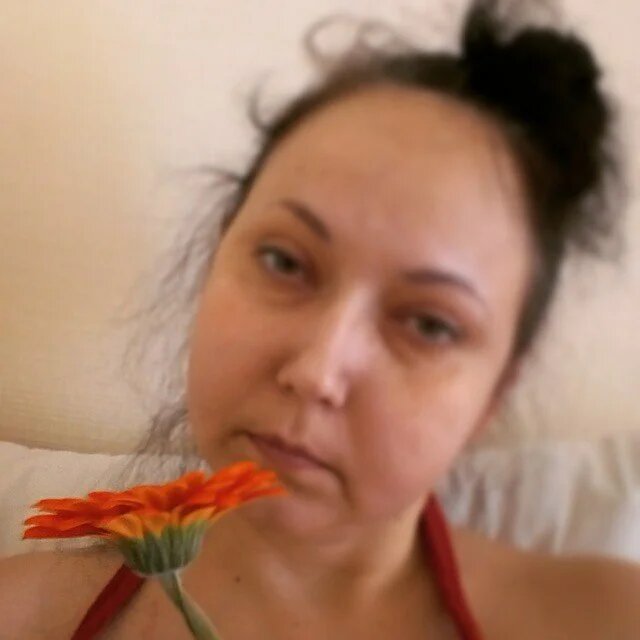 Та самая гербера в моей руке (май 2015), с которой и начинается часть 2