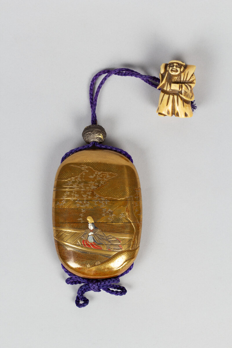 Овальный инро с изображением придворной дамы в лодке с барабаном. Дерево, позолота, слоновая кость, лак. 19 век.