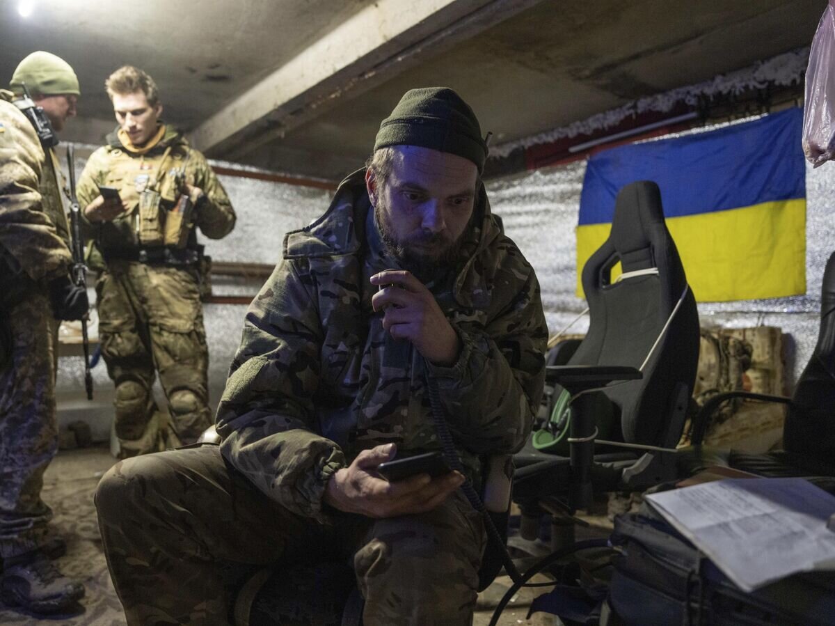 Украинские военнослужащие морской пехоты в укрытии в городе Угледар© AP Photo / Evgeniy Maloletka