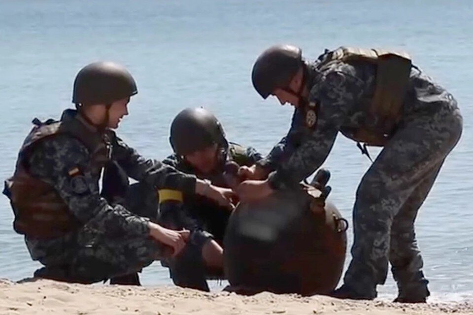     В прошлом году на берег Одессы в результате шторма выбросило две морские мины  Youtube