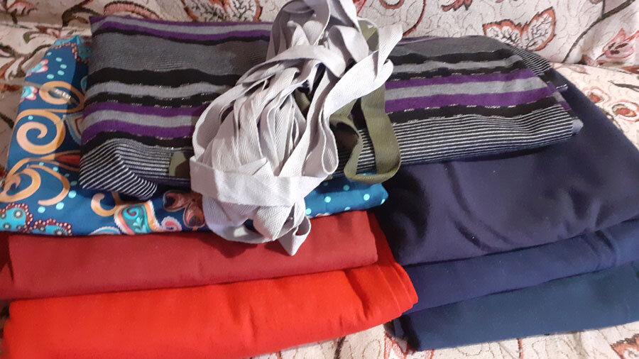 Тут 2 кулирки и 2 отреза интерлка, вверху трикотаж с люрексом