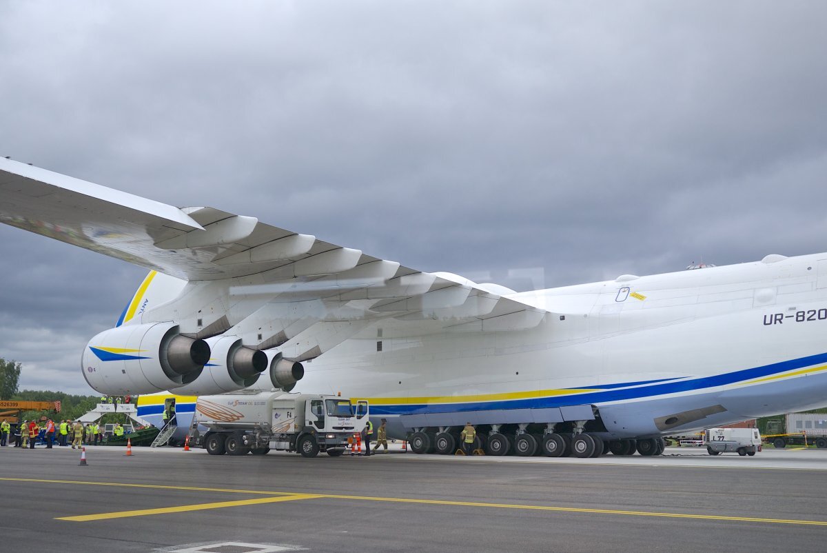 Сон большой самолет. АН-225 Мрия шасси. Самолет Мрия АН-225 шасси. АН 225 Мрия сзади. Мрия 225 кабина.