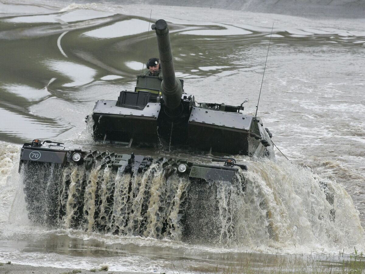    Немецкий танк Leopard 2 A6 на военном полигоне в Мюнстере© AP Photo / Joerg Sarbach