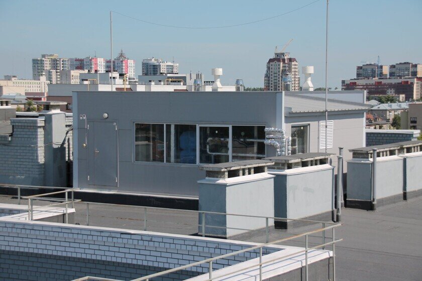    Водогрейная газовая котельная мощностью 1,34 МВт на крыше высотки. Фото: sib-kotel.ru