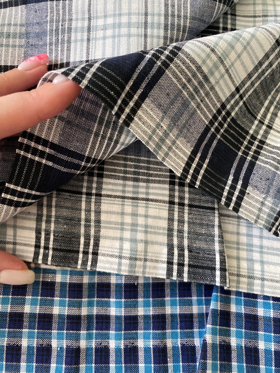 Выбор был между ЧБ клеткой и синей. Выбрала синюю, мне она показалась более интересной в рамках этого изделия.