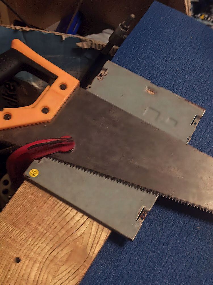 Ножовка в качестве линейки для резки. Но лучше не портить инструмент и купить самые дешёвые полотна для ножовки по металлу. Ими потом ещё и пилить можно будет!