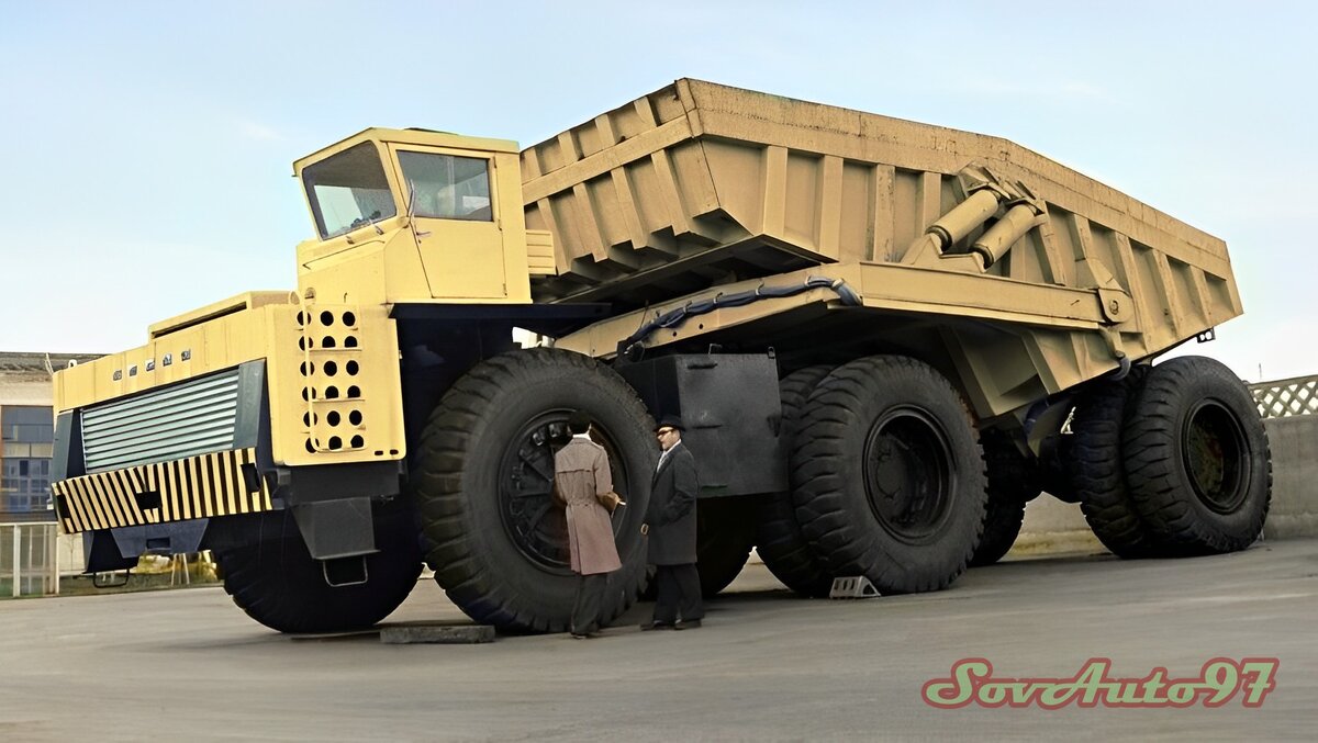 1. Опытный образец самосвального автопоезда БелАЗ-Э549В-5275 с вертолетным ГТД ТВ2-117 (1200 л.с.) разработки ОКБ им.Климова (1969 год).