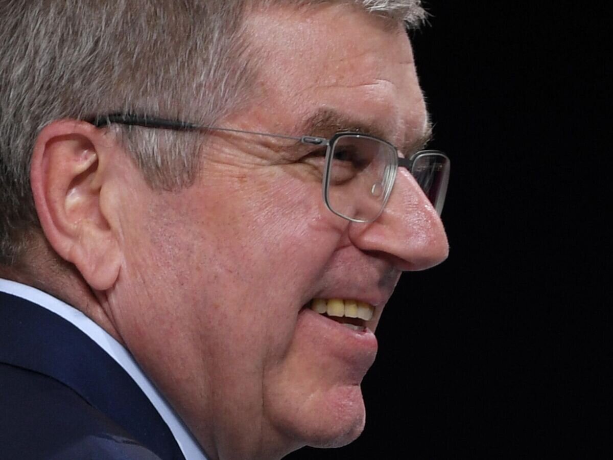    Президент Международного олимпийского комитета Томас Бах во время церемонии награждения победителей на чемпионате мира по спортивной гимнастике в Штутгарте.© РИА Новости / Алексей Филиппов