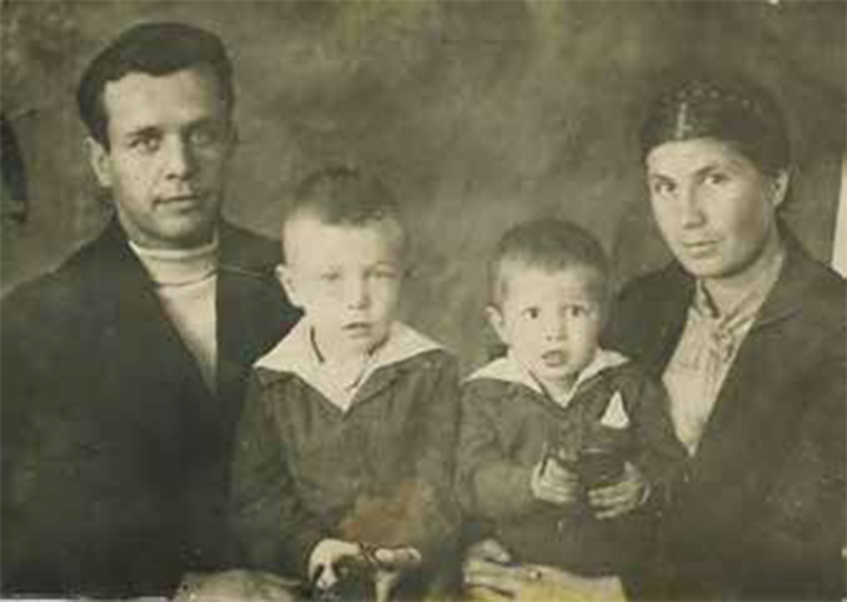 Юра, Лева с родителями. 1941, 21 октября