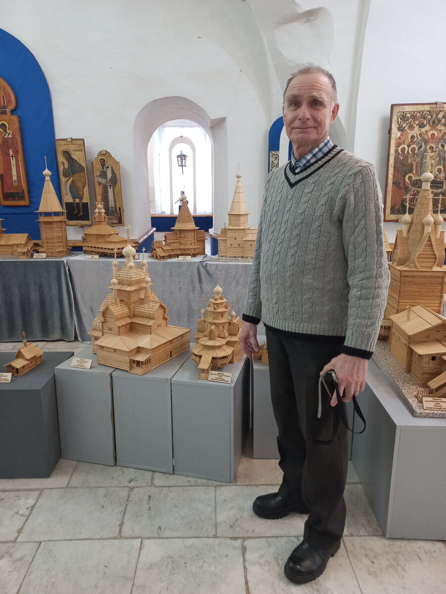 В.П. Поклад возле макета Преображенской церкви МДЗ. Фото автора. Март 2023 г.