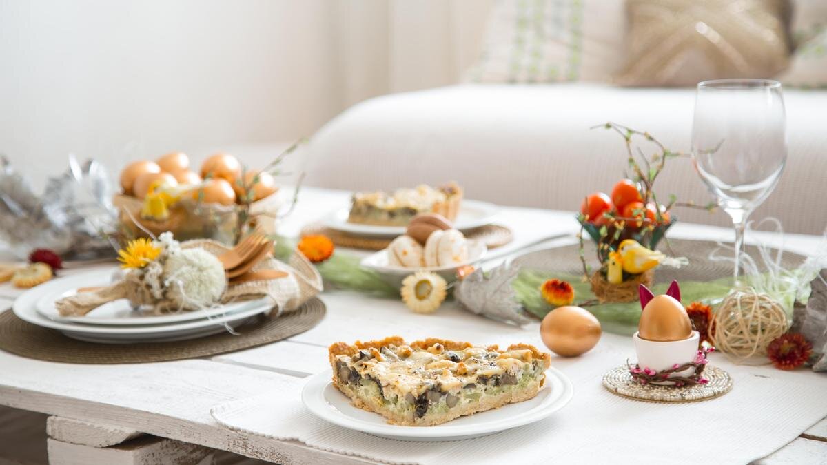    Стол, декорированный в пасхальной тематике:Freepik