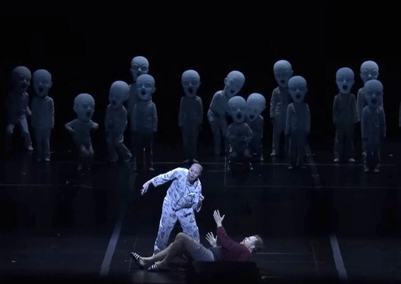 Сцена из «Бориса Годунова». Постановка Нового национального театра Токио. 2022. Ария Юродивого 