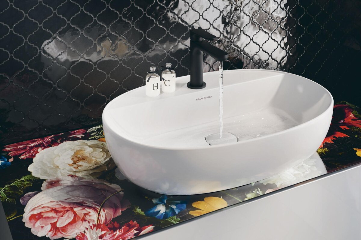 На фото - столешница из керамического гранита "Парк Роз" от KERAMA MARAZZI