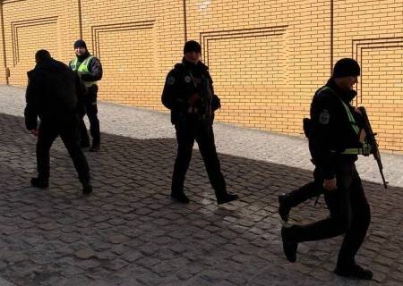    В Киево-Печерскую лавру приехали автоматчики с автозаками