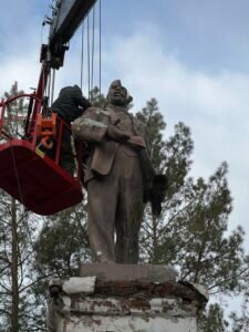  📷    В Орске демонтировали разрушающийся памятник В.И. Ленину Белов Михаил Александрович