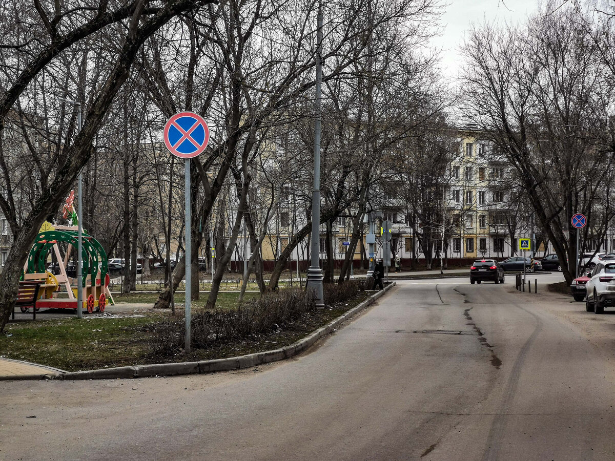 1-й Волоколамский проезд и вид на расселяемую пятиэтажку. Проезд уходит правее, а налево уходит улица Маршала Конева.