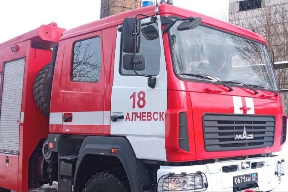     К месту происшествия прибыли силы и средства пожарно-спасательной части №18. Фото: МЧС ЛНР